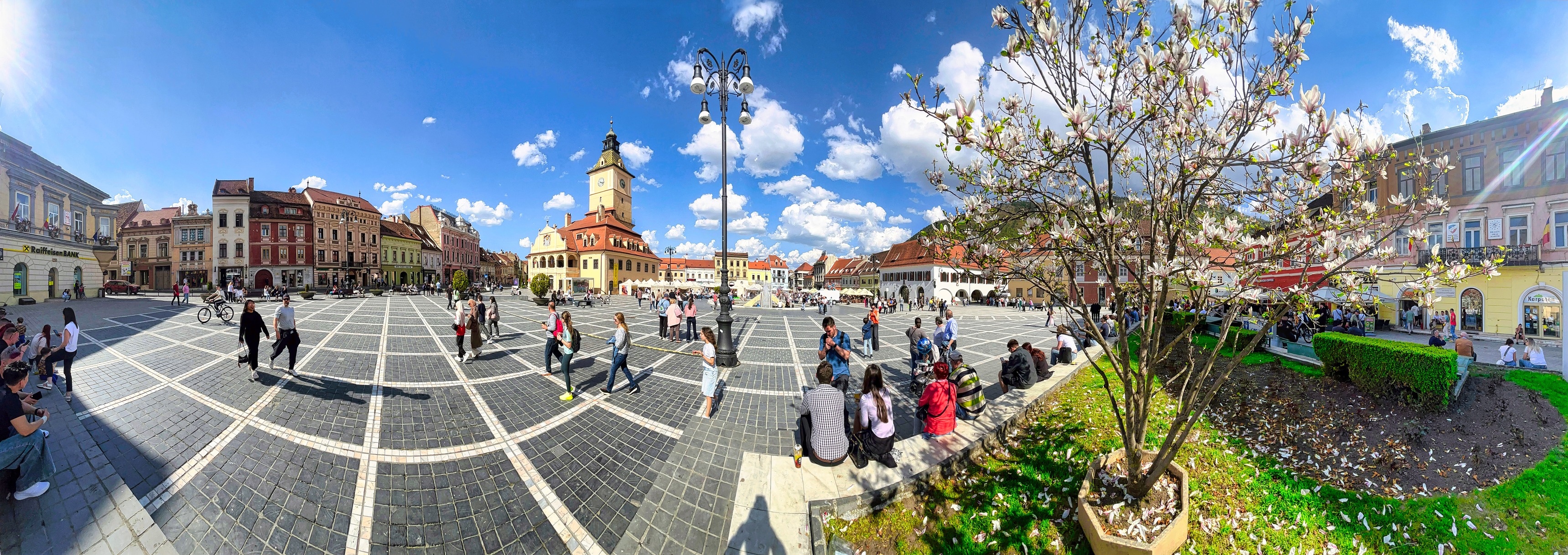 Piața Sfatului într-o zi de primăvară